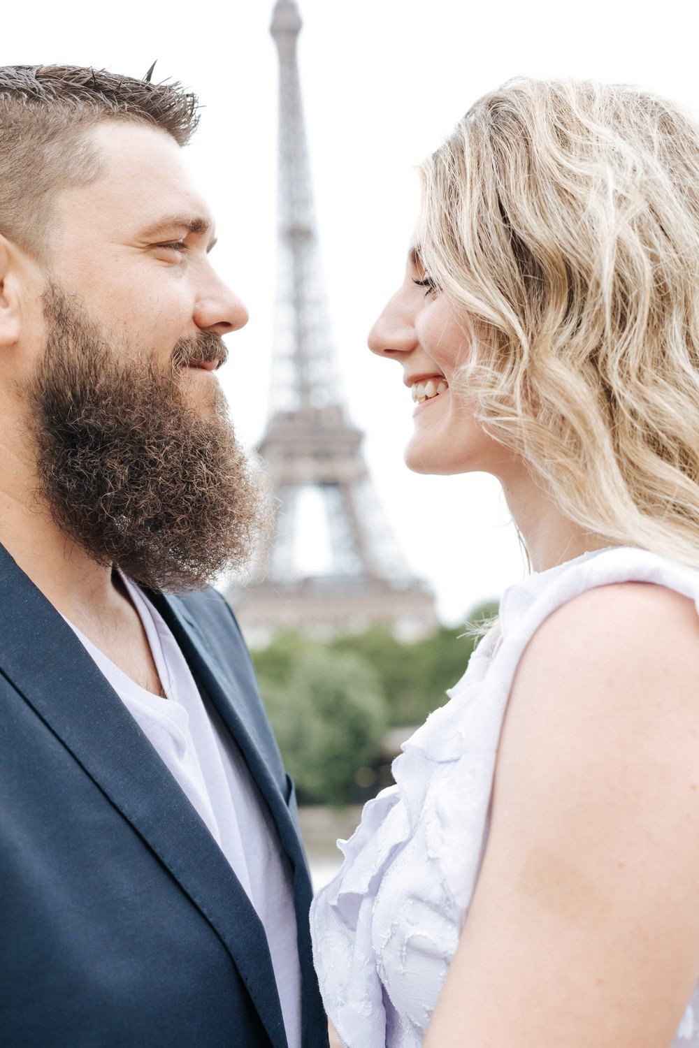 Man proposing to his girlfriend in front of the Eiffel Tower in Paris